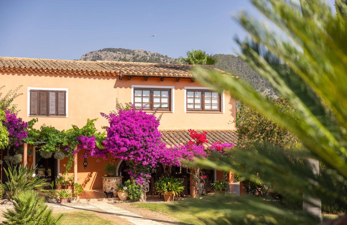 Charming Country Retreat near Campanet with Main House & Guesthouse